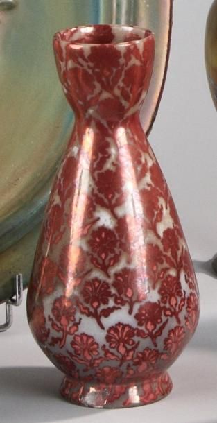 Clément MASSIER (1844-1911) Vase en faïence à corps conique sur talon et col galbé...