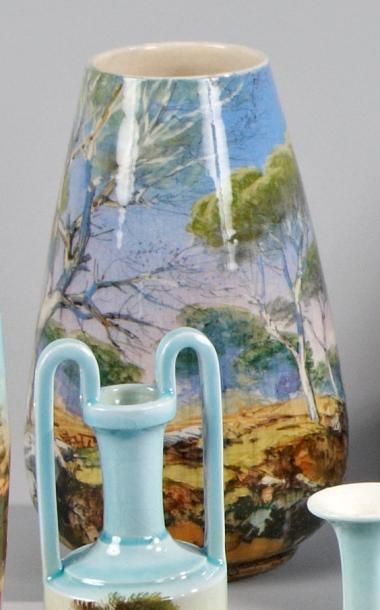 Clément MASSIER (1844-1911) Vase en faïence à corps ovoïde et col plat ouvert, décor...