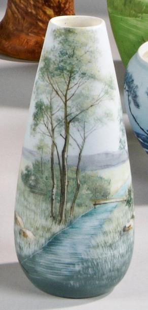 Delphin MASSIER (1836-1907) Vase ovoïde en faïence à corps plat et col ouvert, décor...