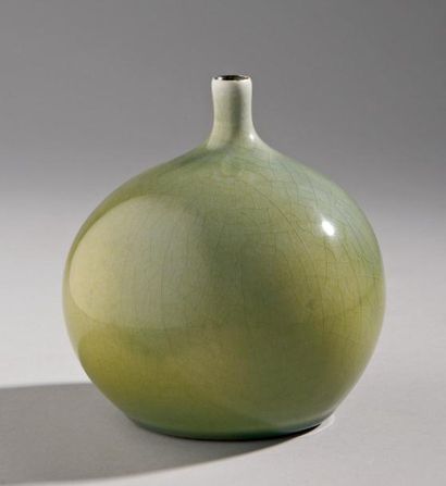 Georges JOUVE (1910-1964) Vase soliflore en faïence à corps renflé et haut col, craquelé...