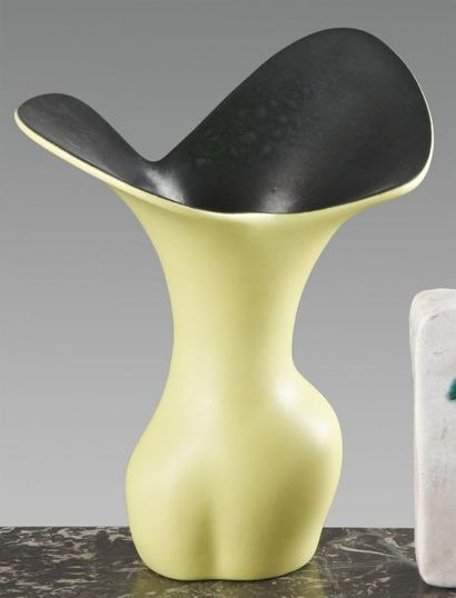 Pol CHAMBOST (1906-1983) Vase en céramique de forme libre à col ouvert. Couverte...