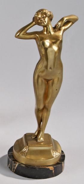 TRAVAIL FRANÇAIS 1900 « Danseuse nue ». Sculpture en bronze à patine dorée sur socle...