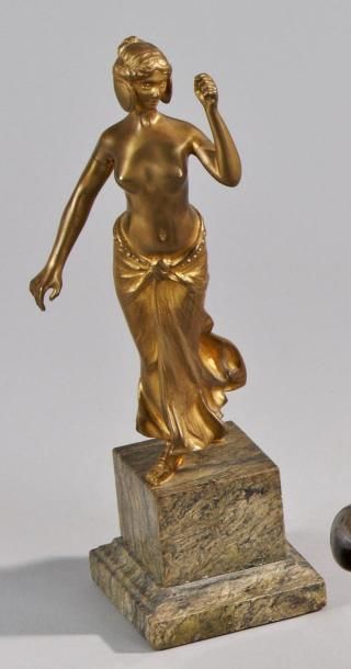 TRAVAIL FRANÇAIS 1900 « Danseuse ». Sculpture en bronze à patine dorée sur socle...