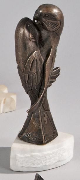 Pascal BOUREILLE « Couple de perroquets ». Sculpture en bronze à patine argent sur...