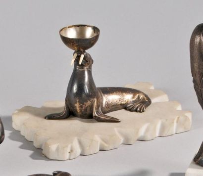 TRAVAIL FRANÇAIS « Morse ». Sculpture en bronze à patine argent sur socle en marbre...