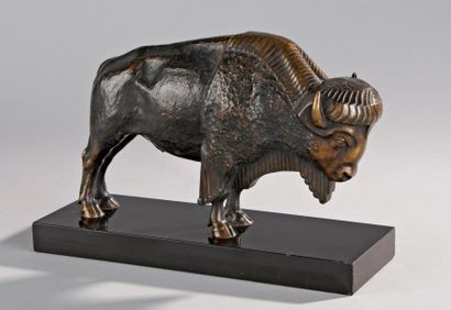 Max LE VERRIER (1891-1973) « Bison ». Epreuve en bronze doré patiné sur socle en...