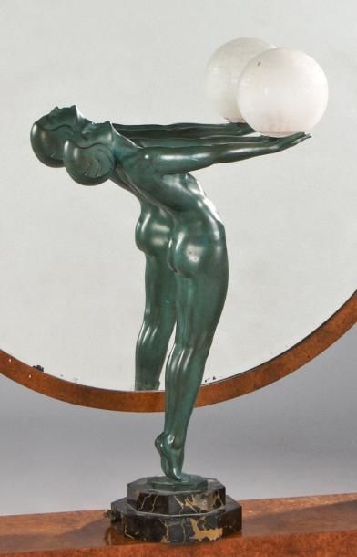 Max LE VERRIER (1891-1973) « Femme au globe ». Lampe de table. Epreuve post mortem...