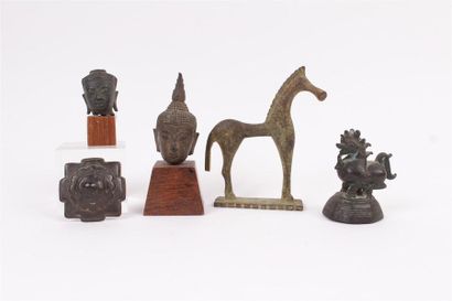 null ASIE
Ensemble de quatre sculptures miniatures en bronze dans le goût de l'Antique,...