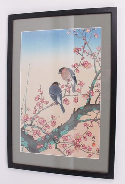 null KOSON 
Estampe en couleurs représentant un couple de bouvreuils dans un cerisier....