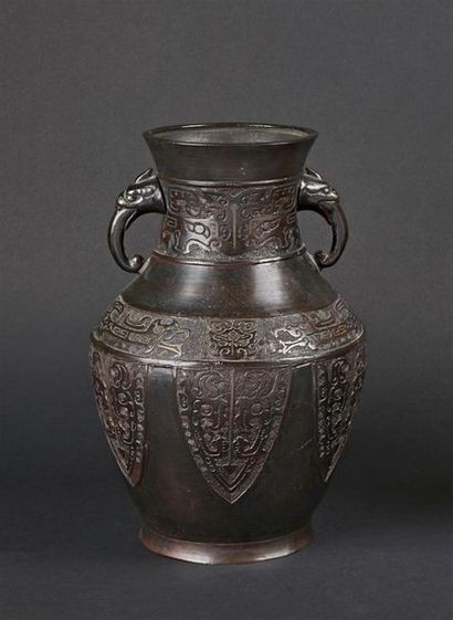 null JAPON - Epoque MEIJI (1868 - 1912)
Vase de forme balustre en bronze à patine...
