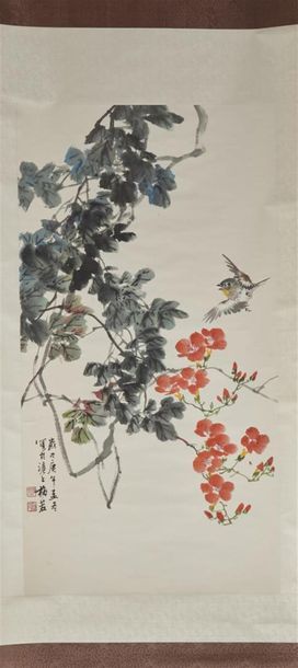 null CHINE, XXe siècle 
Encre et couleurs sur papier représentant un oiseau survolant...