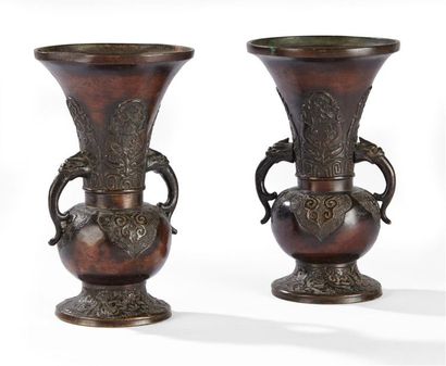 null JAPON - Epoque MEIJI (1868 - 1912)
Paire de vases en bronze à patine brune à...