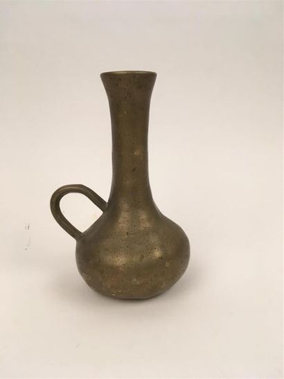 null EXTREME ORIENT
Vase en bronze à une anse. 
Haut. 19 cm. 