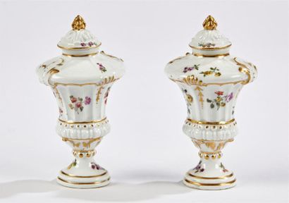 null Meissen
Paire de petits vases cannelés de forme balustre sur piédouche en porcelaine...