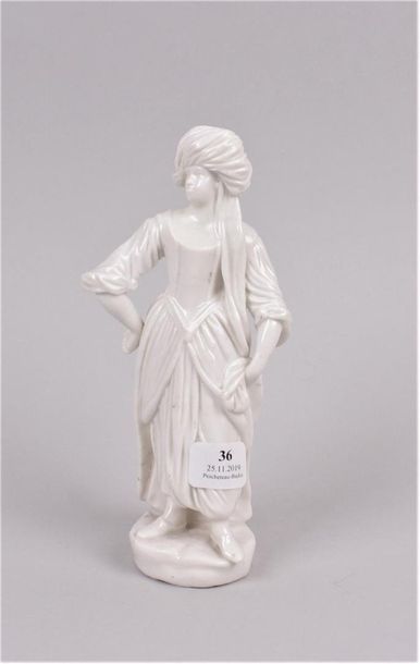 null Naples
Statuette en porcelaine émaillée blanche représentant une femme orientale...