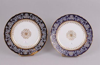 null Saint-Pétersbourg
Deux assiettes en porcelaine à décor d'une rosace en or au...