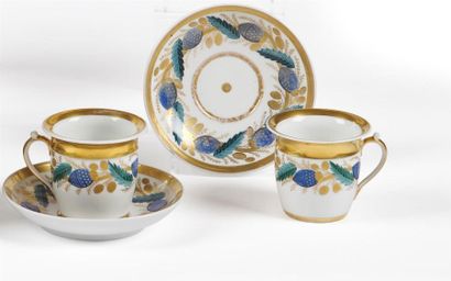 null Russie
Deux tasses et soucoupes en porcelaine à décor polychrome et or d'oeufs...