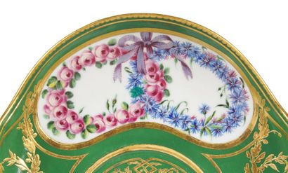 null Sèvres
Ecuelle ronde couverte et son plateau ovale en porcelaine tendre à décor...