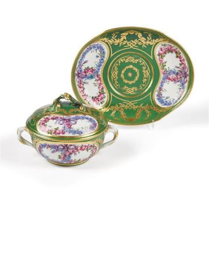 null Sèvres
Ecuelle ronde couverte et son plateau ovale en porcelaine tendre à décor...
