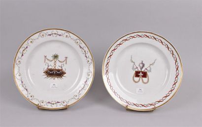 null Fürstenberg
Deux assiettes en porcelaine à décor polychrome de vase, cartouches...