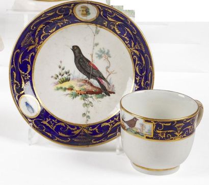 null Tournai
Tasse et sa soucoupe en porcelaine à décor polychrome d'oiseaux d'après...
