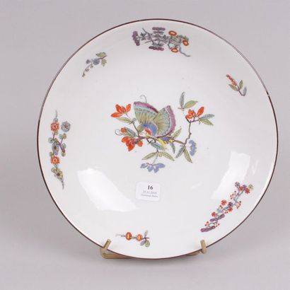 null Meissen
Coupe circulaire en porcelaine à décor polychrome dans le style Kakiemon...