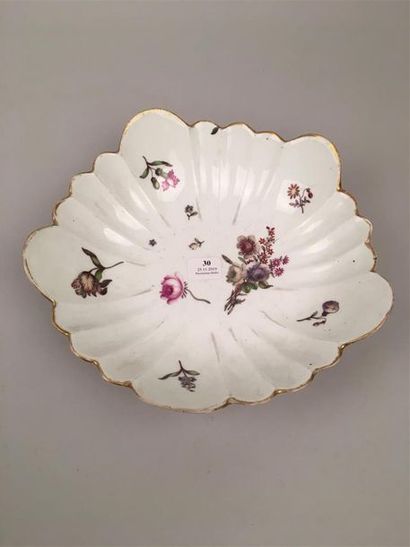null Meissen
Jatte polylobée godronnée en porcelaine à décor polychrome de bouquets...