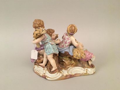 null Meissen
Groupe en porcelaine à quatre figures d'enfants symbolisant l'été, décor...