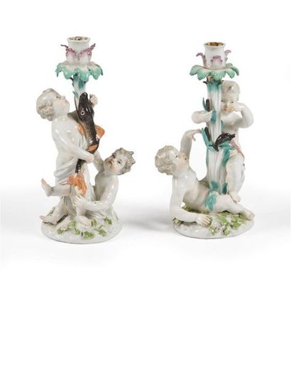 null Meissen
Paire de bougeoirs en porcelaine forméS chacun de deux amours autour...