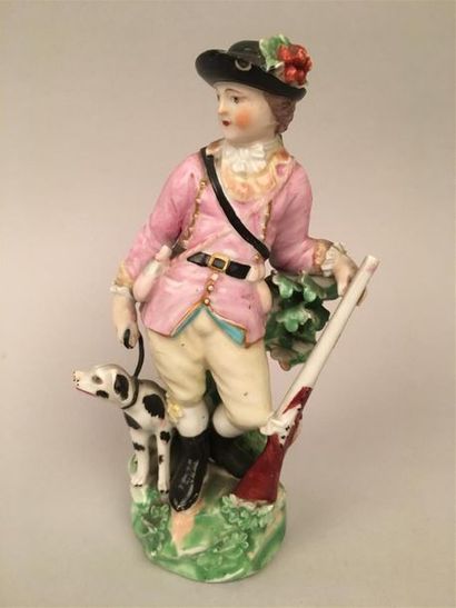 null Derby
Statuette en porcelaine représentant un chasseur appuyé sur son fusil...