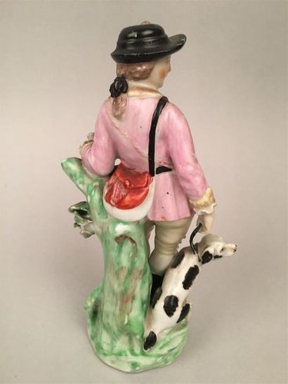 null Derby
Statuette en porcelaine représentant un chasseur appuyé sur son fusil...