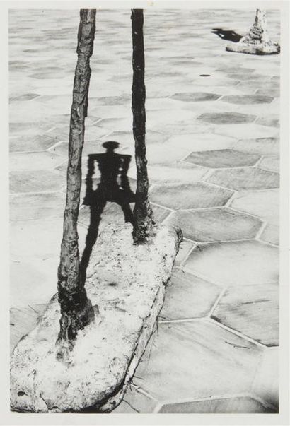 null André VILLERS (1930-2016)
"L'homme qui marche" d'Alberto Giacometti.
Photographie....