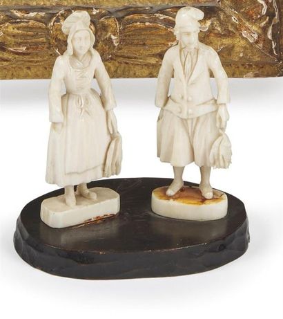 null Paire de petites figures en ivoire sculpté représentant un couple de marchands...