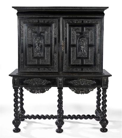 null Cabinet en bois noirci ouvrant à deux vantaux découvrant un intérieur à guichet...