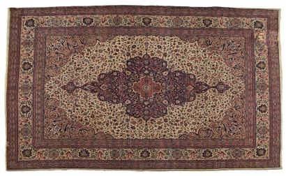 null SPARTA, Turquie 
Important et ancien tapis à décor d'un motif central polylobé...