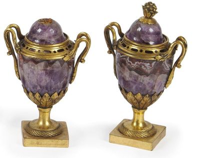 null Paire de vases couverts en spath fluor à monture feuillagée et piédouche de...