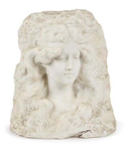 null Etienne LENHOIR (c.1880-1910)
Portrait de jeune femme en buste
Haut relief en...