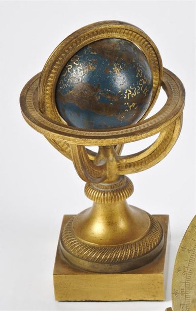 null GLOBE en bronze ciselé et doré, la sphère en fonte émaillé en bleu et or reposant...