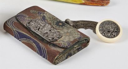 null JAPON, début du XXe siècle 
Petit sac à tabac en cuir polychrome à décor de...