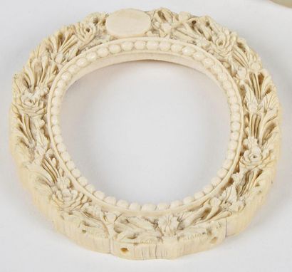 null CHINE, Canton - Vers 1900
Cadre de forme ovale en ivoire sculpté de pivoines...