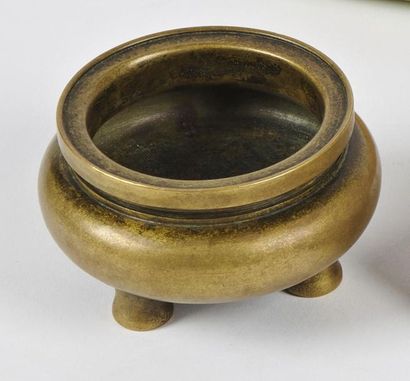 null CHINE - XIXe siècle
Brûle-parfum tripode en bronze à patine. Au revers, la marque...
