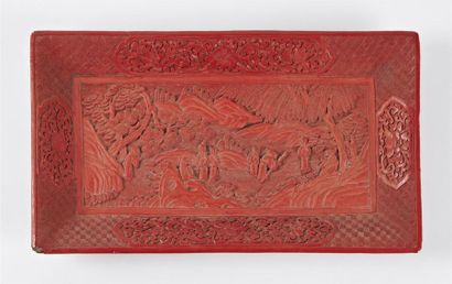 null CHINE - Vers 1900
Plateau de forme rectangulaire en laque rouge à décor sculpté...