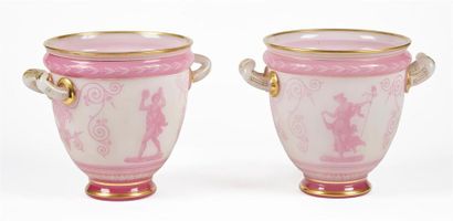 null PAIRE DE VASES à deux anses en opaline à décor or et camaïeu rose entre deux...