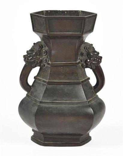 null CHINE - XIXe siècle
Vase balustre et hexagonal en bronze à patine brune, le...