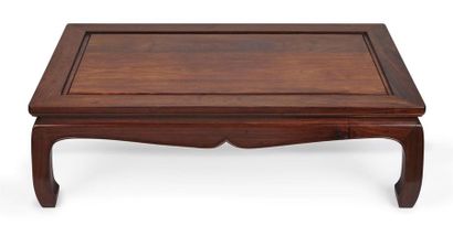 null CHINE - XIXe siècle
Table basse de forme rectangulaire en bois de fer. Les pieds...