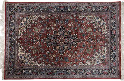 null IRAN 
Beau tapis en laine et soie à décor d'un grand médaillon central sur fond...