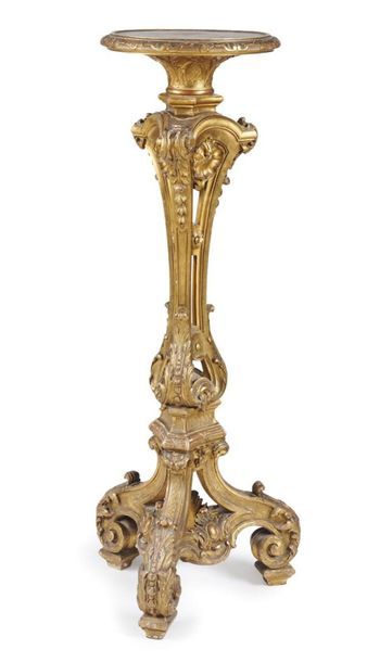 null Guéridon porte-torchère en bois doré à décor ajouré de feuillages et coquille,...