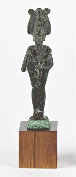 null Statuette représentant le dieu Osiris debout sur une base rectangulaire. Il...