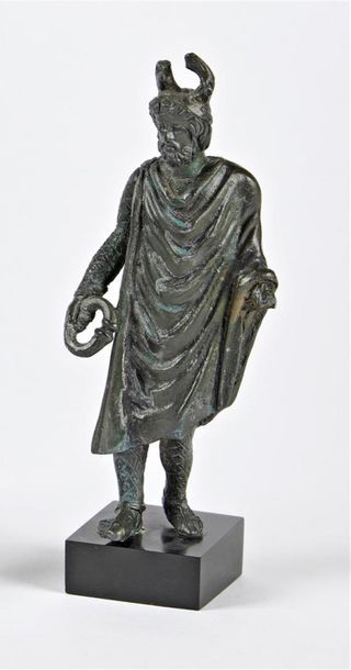 null Statuette représentant une divinité masculine barbue et vêtue d'une chlamyde...