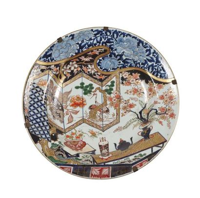 null Japon
Deux plats ronds en porcelaine à décor bleu, rouge, vert et or dit Imari...